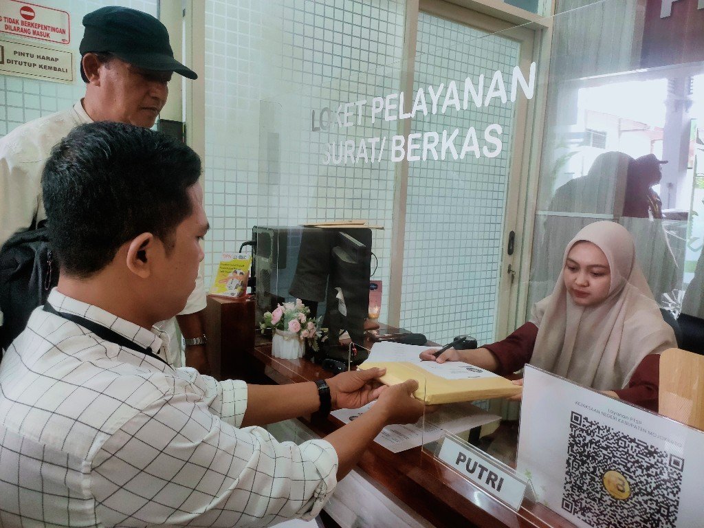 LKH Barracuda Laporkan Dugaan Korupsi BK Desa Sadartengah ke Kejari Mojokerto