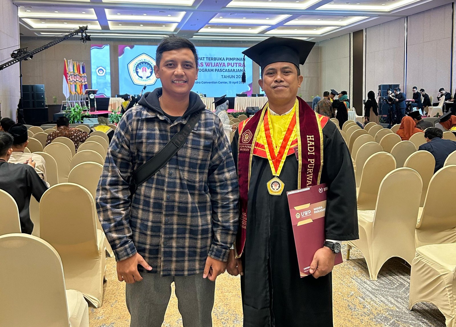 Hadi Purwanto, S.T., S.H., M.H. saat foto bersama Jayak Mardiansyah