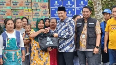 Akses Jalan Pacet-Batu Dibuka, DPRD Jatim Suwandy Firdaus Berikan Bansos