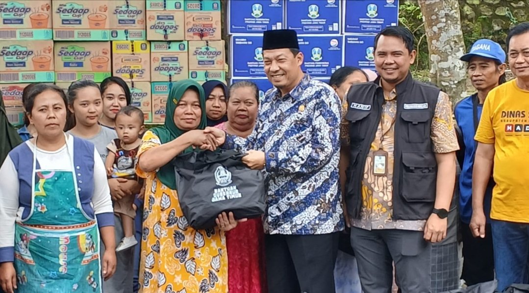 Akses Jalan Pacet-Batu Dibuka, DPRD Jatim Suwandy Firdaus Berikan Bansos