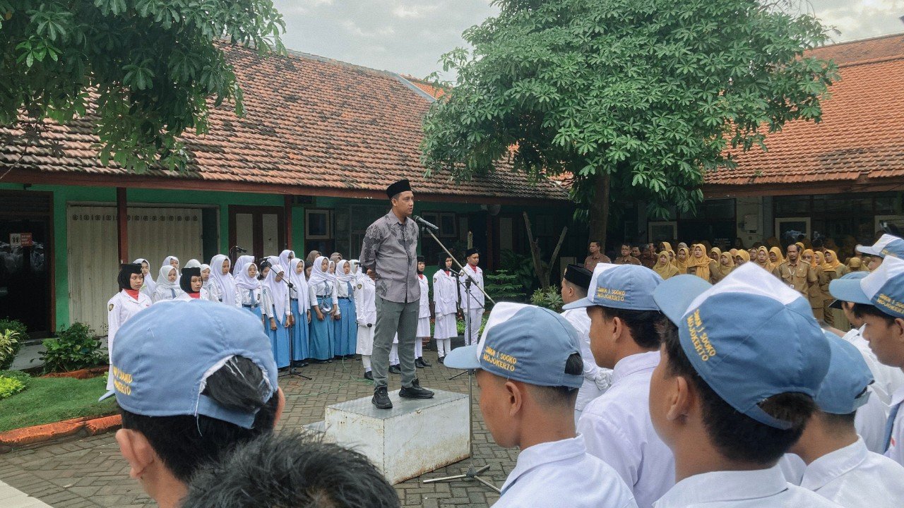 Ketua PWMR Jadi Pembina Upacara dan Narasumber Seminar Success Mode On di SMKN 1 Sooko Mojokerto