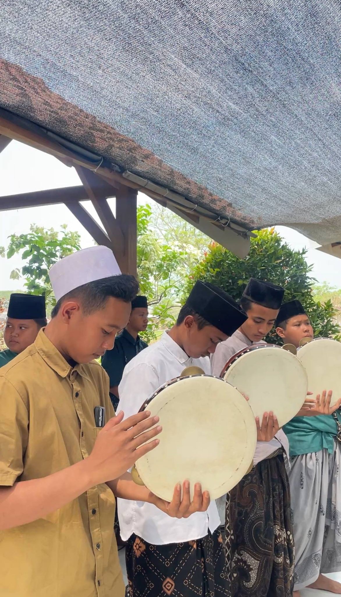Grup Selawat Al Haddad Djawa Dwipa saat melantunkan selawat