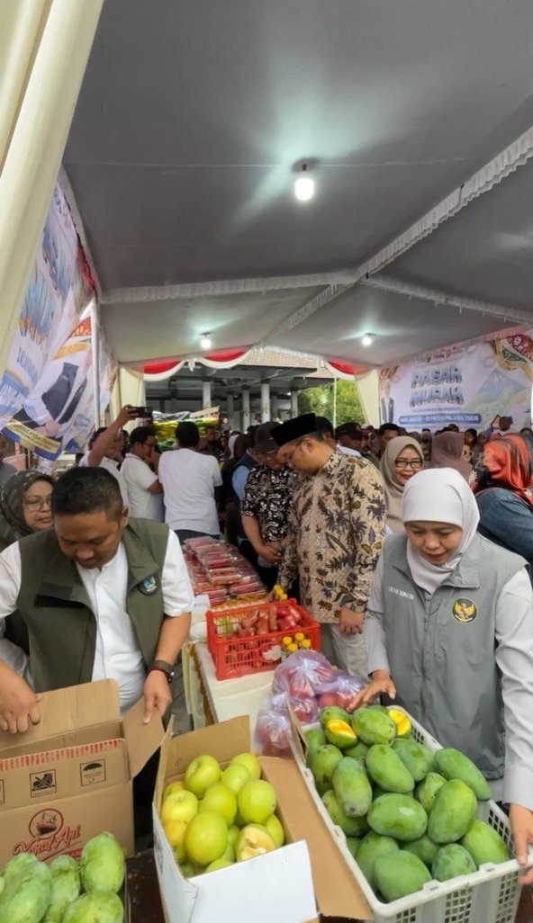 Gubernur Jatim dan Bulog Mojokerto Kompak di Pasar Murah Ngrowo Bangsal, Beras SPHP dan Minyak Kita Diserbu Warga