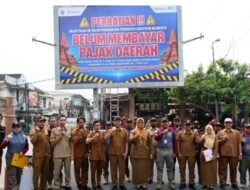 Reklame Disegel Langsung Kepala Bapenda Kabupaten Mojokerto, Nekat Rusak Segel Bisa Masuk Bui