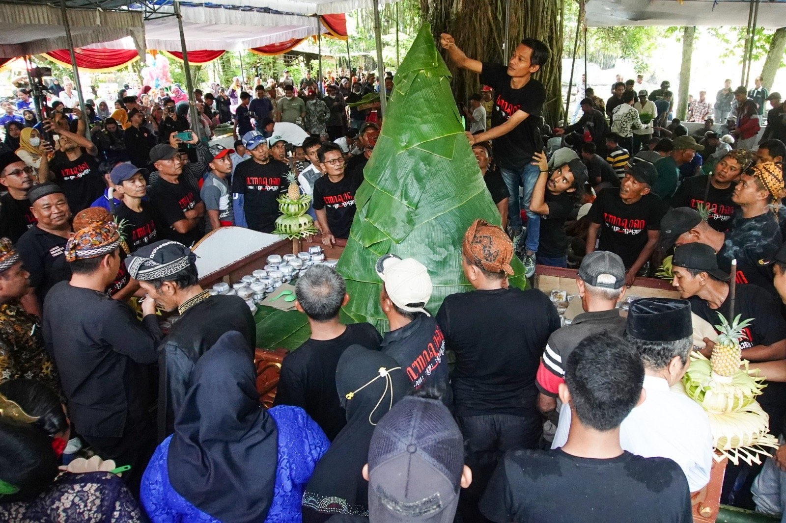 DITENGAH MODERNISASI, WARGA KEMASAN KOTA MOJOKERTO MASIH PERTAHANKAN TRADISI “NYADRAN”