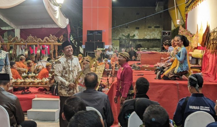 Pemkab Ngawi Adakan Pertunjukan Wayang Kulit dengan Dalang Ki Joko Klentheng