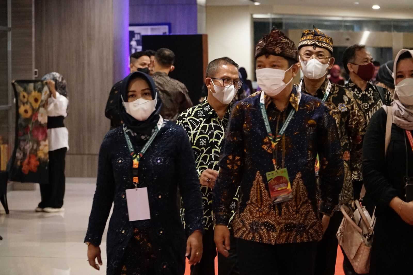 Ning Ita Hadiri Welcome Dinner Rakernas APEKSI di Kota Padang