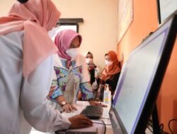 Ning Ita Tinjau Perpustakaan Digital SMAN 2 Kota Mojokerto