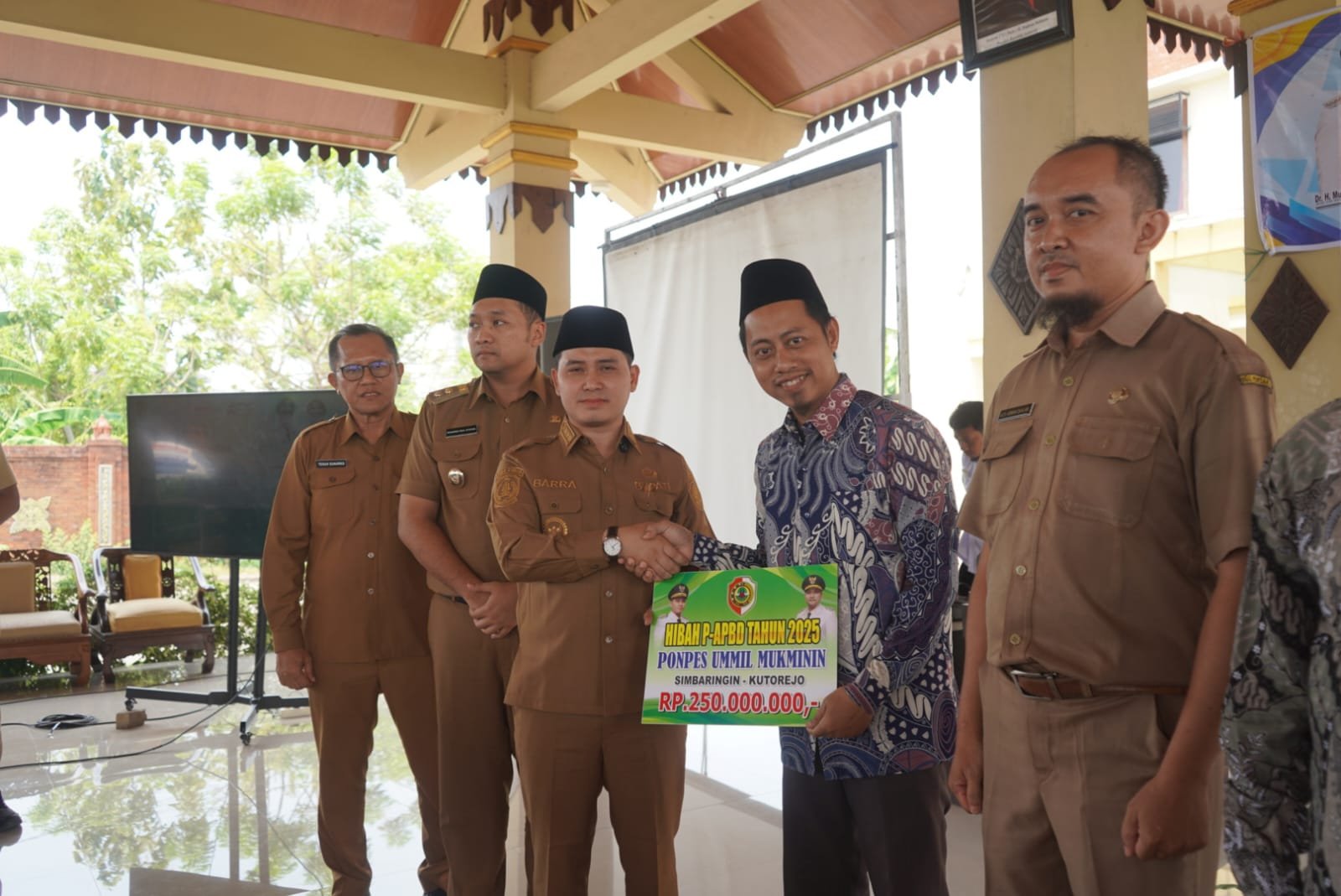 Bupati Mojokerto Serahkan Secara Simbolis Hibah P-APBD 2025, Dorong Transparansi dan Ketertiban Pengelolaan Dana