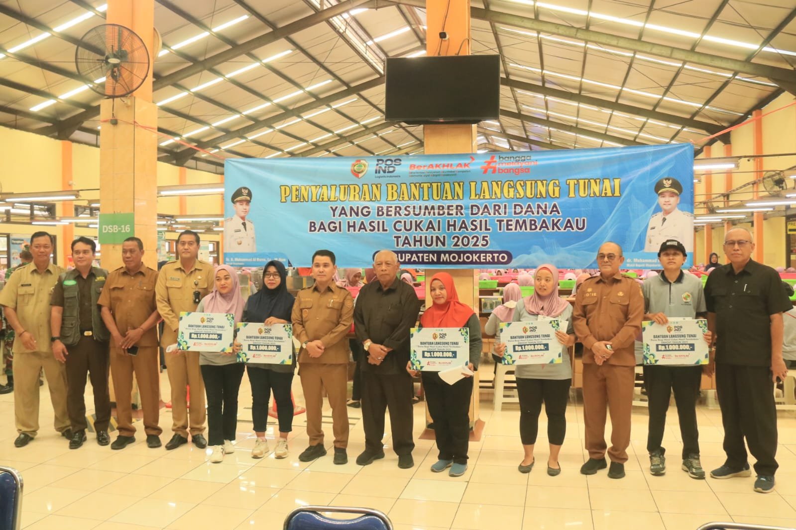 1.245 Buruh Rokok Mojokerto Terima BLT DBHCHT 2025, Bupati Albarra: Pemerintah Hadir untuk Sejahterakan Rakyat