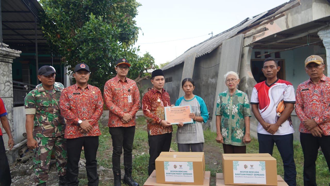 Bupati Albarra Serahkan Bantuan Material dan Sembako untuk Korban Angin Ribut di Jetis dan Sooko