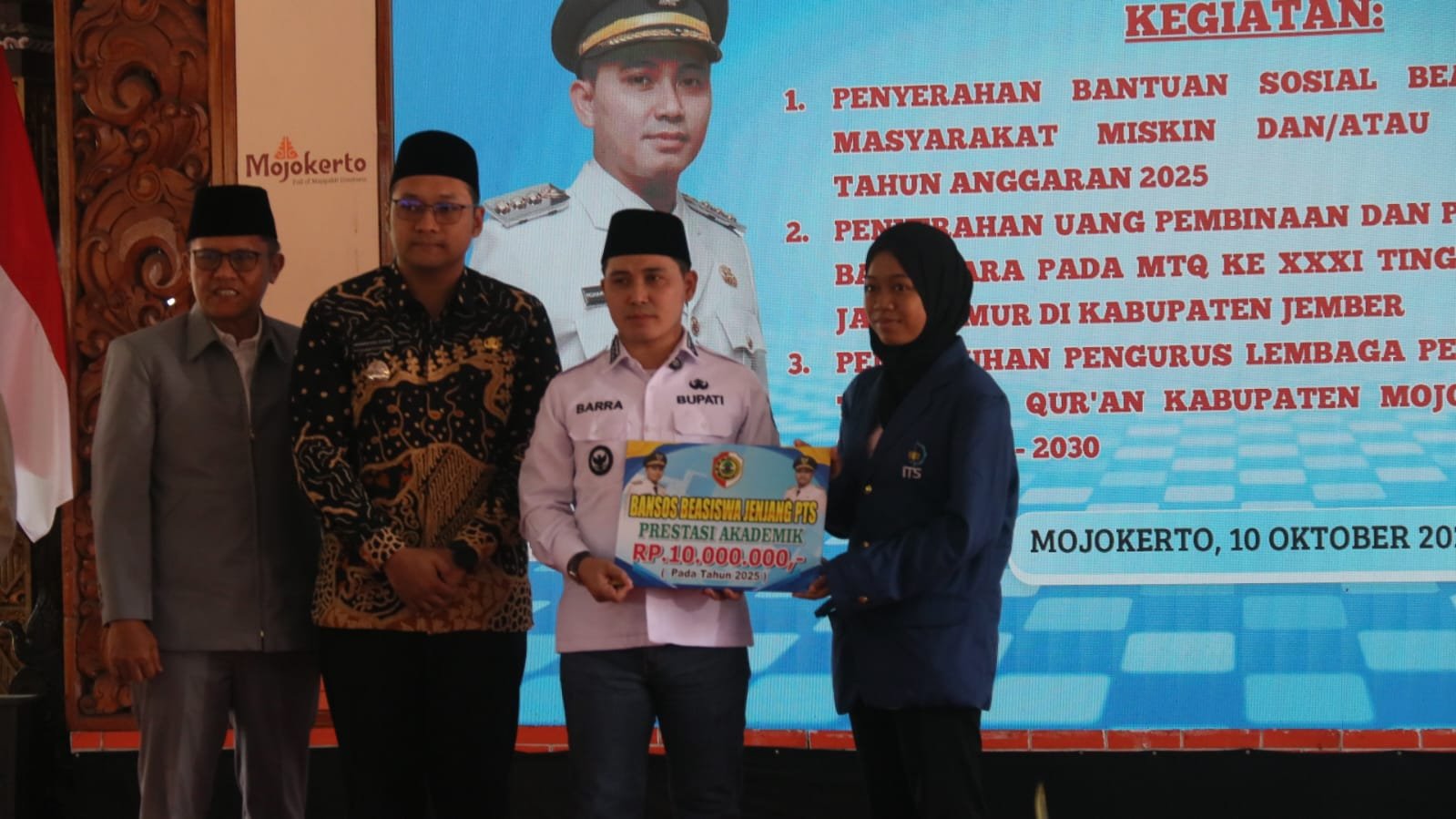 Bupati Mojokerto Salurkan Beasiswa Rp 1 M
