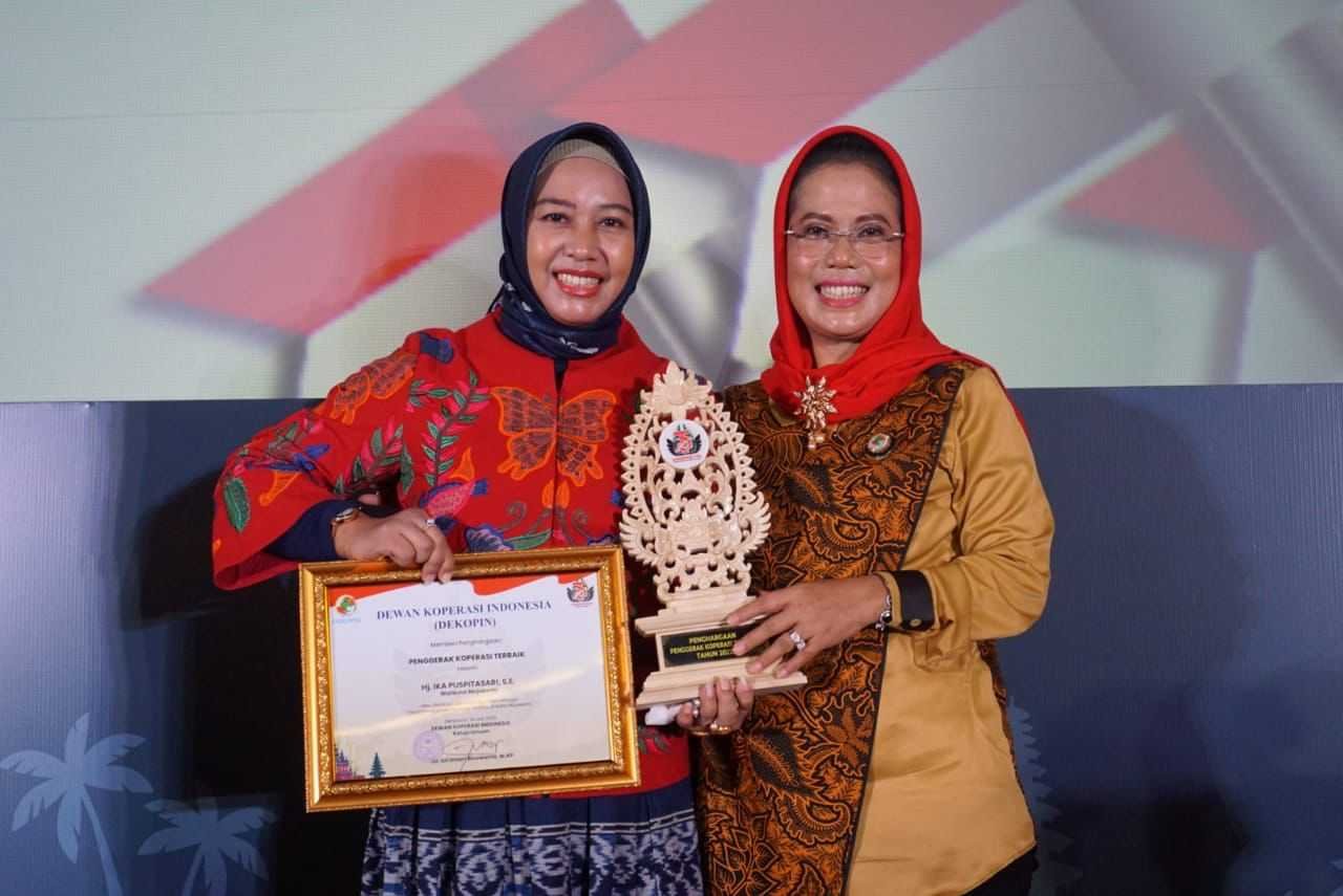 Luar Biasa, Ning Ita Terima Penghargaan Penggerak Koperasi Terbaik