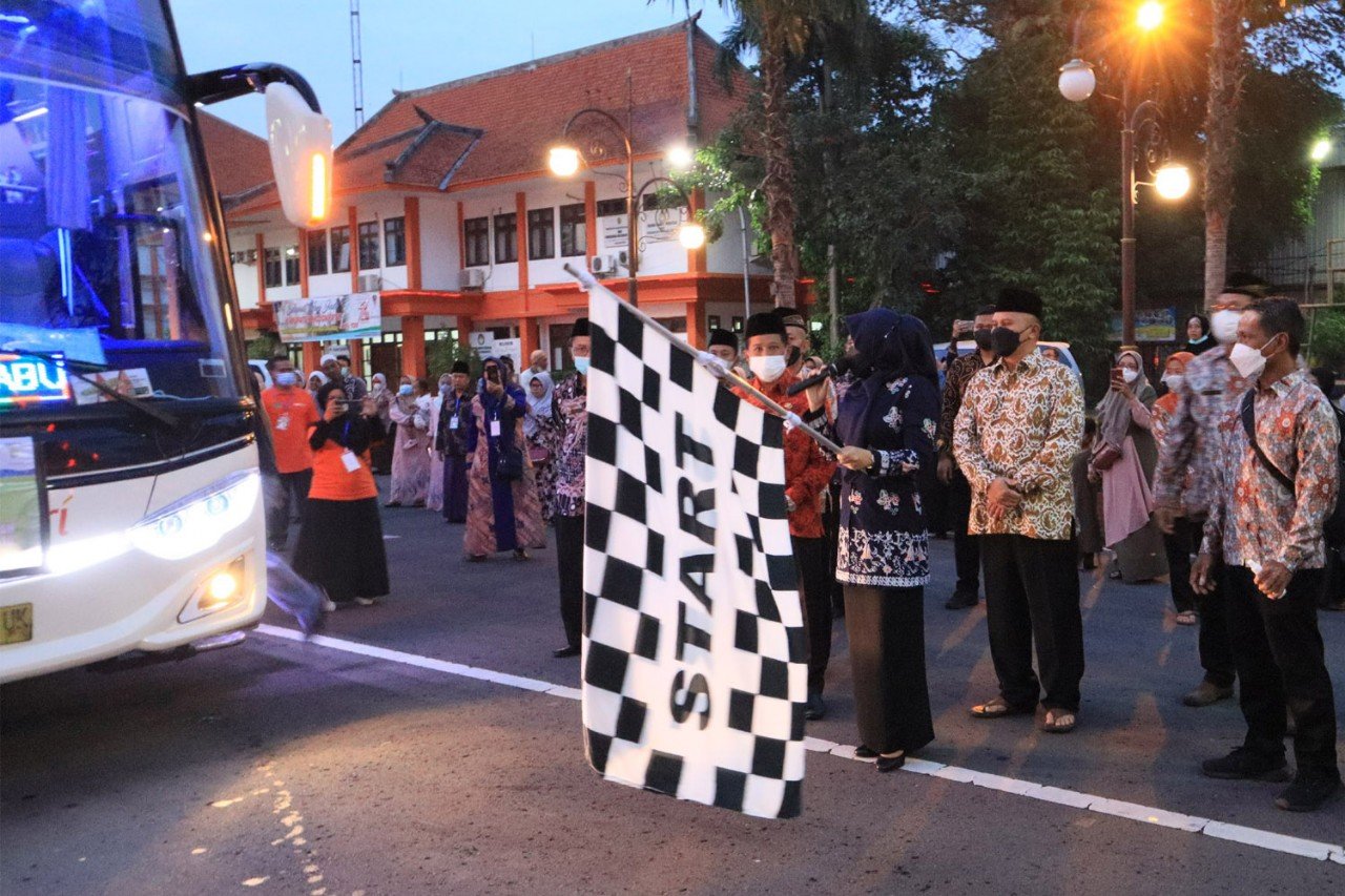 Lepas Keberangkatan CJH Kloter 29, Bupati Mojokerto: Semoga Membawa Barokah Nikmat Haji Mabrur